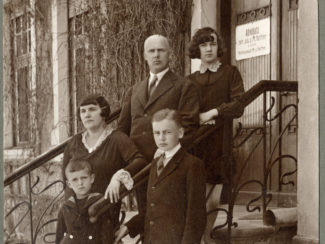 Dr. Jāņa Lībieša ģimene. Valka, apt.1929. gads. Uz ieejas kāpnēm pie nama Valkā Semināra ielā 29. No kreisās puses – priekšā: jaunākais dēls Tālivaldis, dēls Juris; vidū sieva Valentīna
(dzim. Polionko); pēdējā rindā Dr. Jānis Lībietis, meita Lidija (prec. Bubenko)
