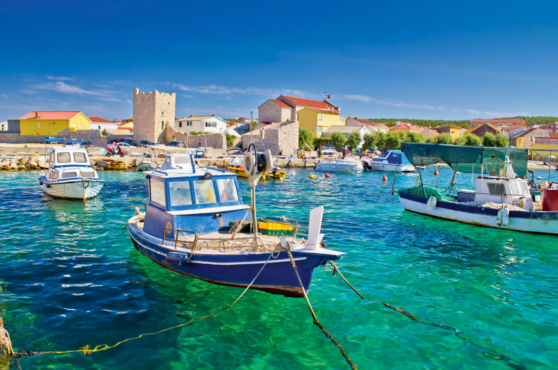 Jebkurā pilsētas jahtu piestātnē ir laivas un jahtas, kuras tiek izīrētas, un tās visas ir aprīkotas ne vien izbraucieniem pa jūru un snorkelēšanai, bet arī tām ir iegādātas ikgadējās makšķerēšanas atļaujas.