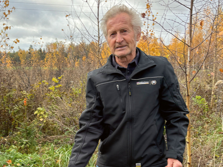 "Eglīšu pasargāšanai no meža zvēriem vislabākais ir plastmasas klipsis – lēts un ilgtspējīgs. Ja zvēri nograuž sānu zaru, kociņa attīstībai tas nekaitē," teic Andrejs Kalniņš.