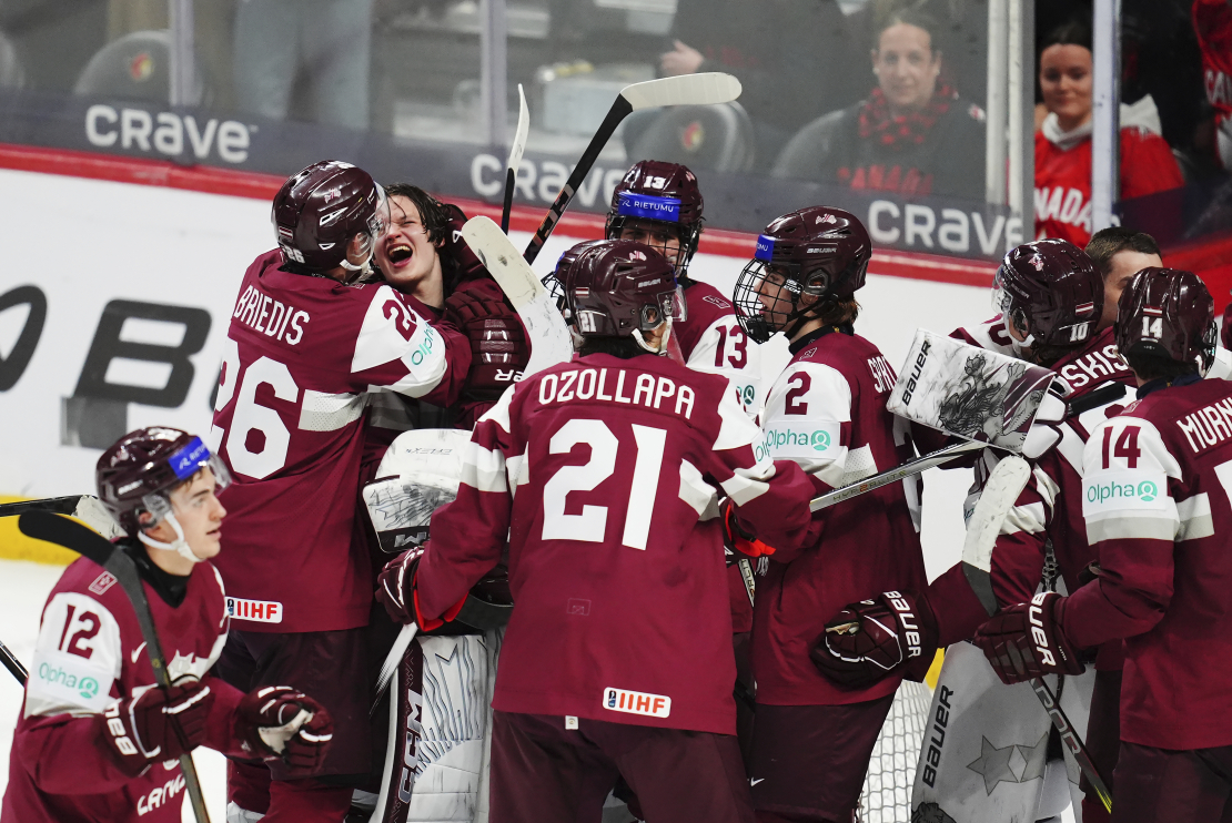 Latvijas U-20 hokeja izlase pirmo reizi pasaules čempionātā uzvar Kanādu