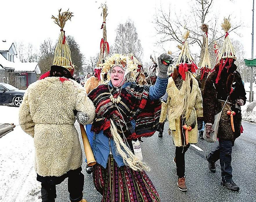 Starptautisko masku tradīciju festivālu ar Valsts kultūrkapitāla fonda atbalstu organizē Latvijas Folkloras biedrība kopā ar Bauskas novada pašvaldību, Bauskas kultūras centru, Īslīces kultūras namu un Vecumnieku tautas namu.