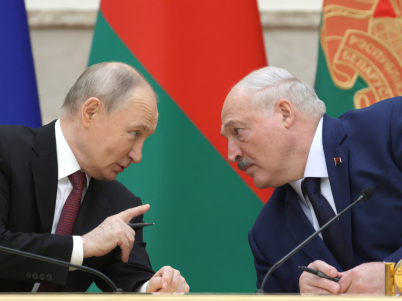 Baltkrievijas vadonis Aleksandrs Lukašenko (no labās) pēdējos gados kļuvis arvien vairāk atkarīgs no Krievijas diktatora Vladimira Putina.
Opozīcijas atbalstītāji cer, ka kādu dienu kritīs gan Putina, gan Lukašenko režīmi.