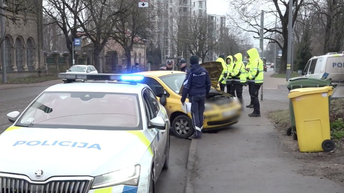 Latgales ielā kāds ēdiena piegādātājs nesekmīgi mēģināja aizbēgt no policijas. 