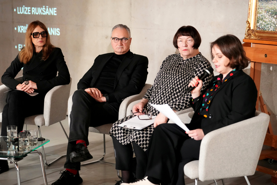 SIA "Kultūras projektu aģentūras INDIE" valdes locekle Daiga Rudzāte (no kreisās), SIA "Alfor" valdes priekšsēdētājs Jānis Zuzāns, Latvijas Nacionālā mākslas muzeja (LNMM) direktore Māra Lāce un LNMM Latvijas tēlniecības un objektu kolekcijas glabātāja Arta Vārpa piedalās preses konferencē, kurā paziņo "Purvīša balvas 2025" fināla kandidātus.