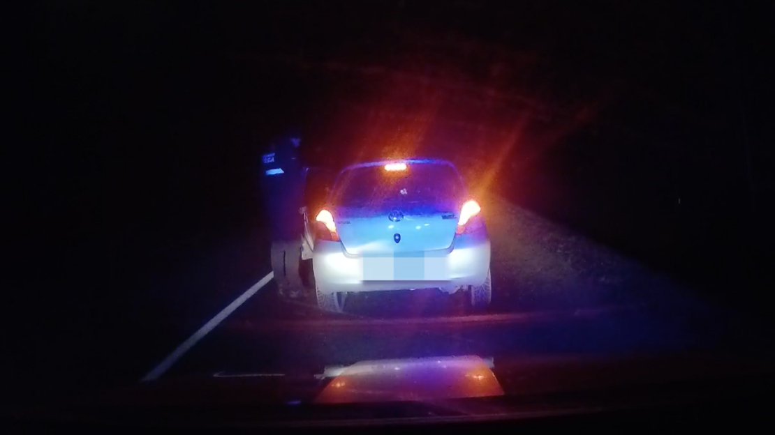 Ārvalstnieks saņēmis sodu par auto stūrēšanu bez vadītāja apliecības un tālāk bijis spiests doties kājām.