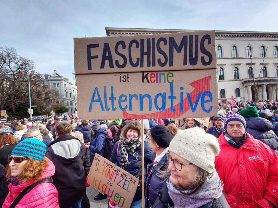 Vācijas pilsētas Minhenes ielās notiek protesta gājiens pret partijas “Alternatīva Vācijai” sludināto politiku. Plakāts vēsta “Fašisms nav alternatīva”.  Šīs partija popularitāte pēdējā laikā ir pieaugusi, jo daudzi vācieši piekrīt partijas aicinājumiem ierobežot imigrāciju