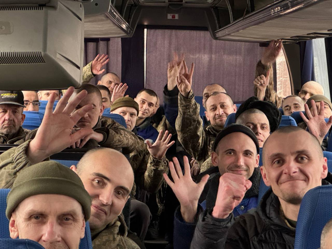 No gūsta atbrīvotie Ukrainas karavīri.