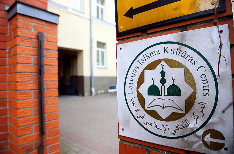 Pašlaik Rīgas musulmaņi uz vīriešiem obligāto kopīgo piektdienas lūgšanu pulcējas Latvijas Islāma kultūras centra (LIKC) telpās Brīvības ielā 104. Zālē vietas ir simt cilvēkiem, tāpēc lūgšana norisinās divās maiņās. 