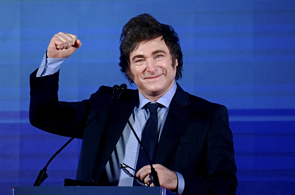 Argentīnas prezidents Havjers Milejs pagājušā gada decembrī vizītē Itālijā, Romā, apmeklēja arī Itālijas labējās partijas "Fratelli d'Italia" sanāksmi.

