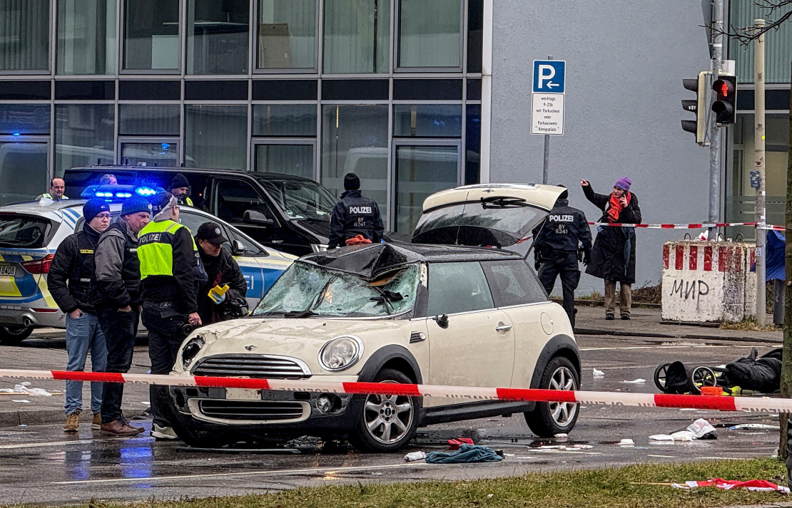 Minhenē automašīna ietriekusies pūlī.