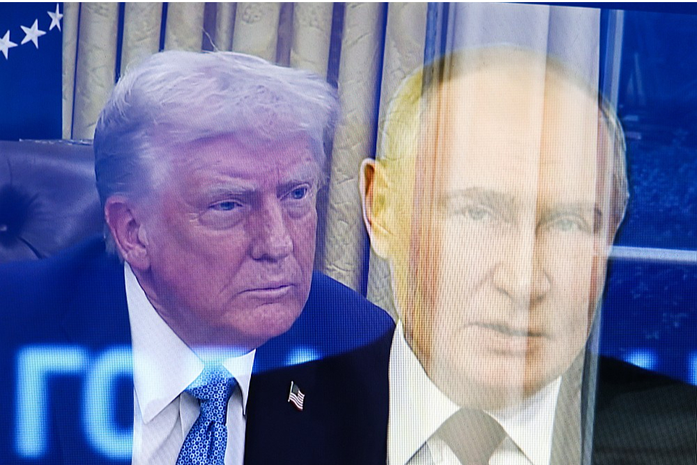 ASV prezidents Donalds Tramps labi saprotas ar Krievijas diktatoru Vladimiru Putinu.