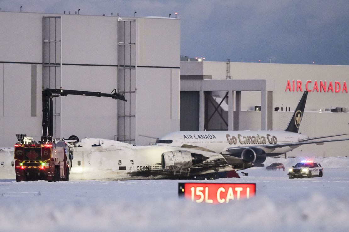 Toronto lidostā avārijas nosēšanās laikā apgāzusies "Delta Air Lines" lidmašīna.