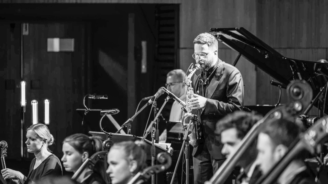 Modernā džeza grupa “Lupa” un kamerorķestris “Sinfonietta Rīga”. Dāvis Jurka.