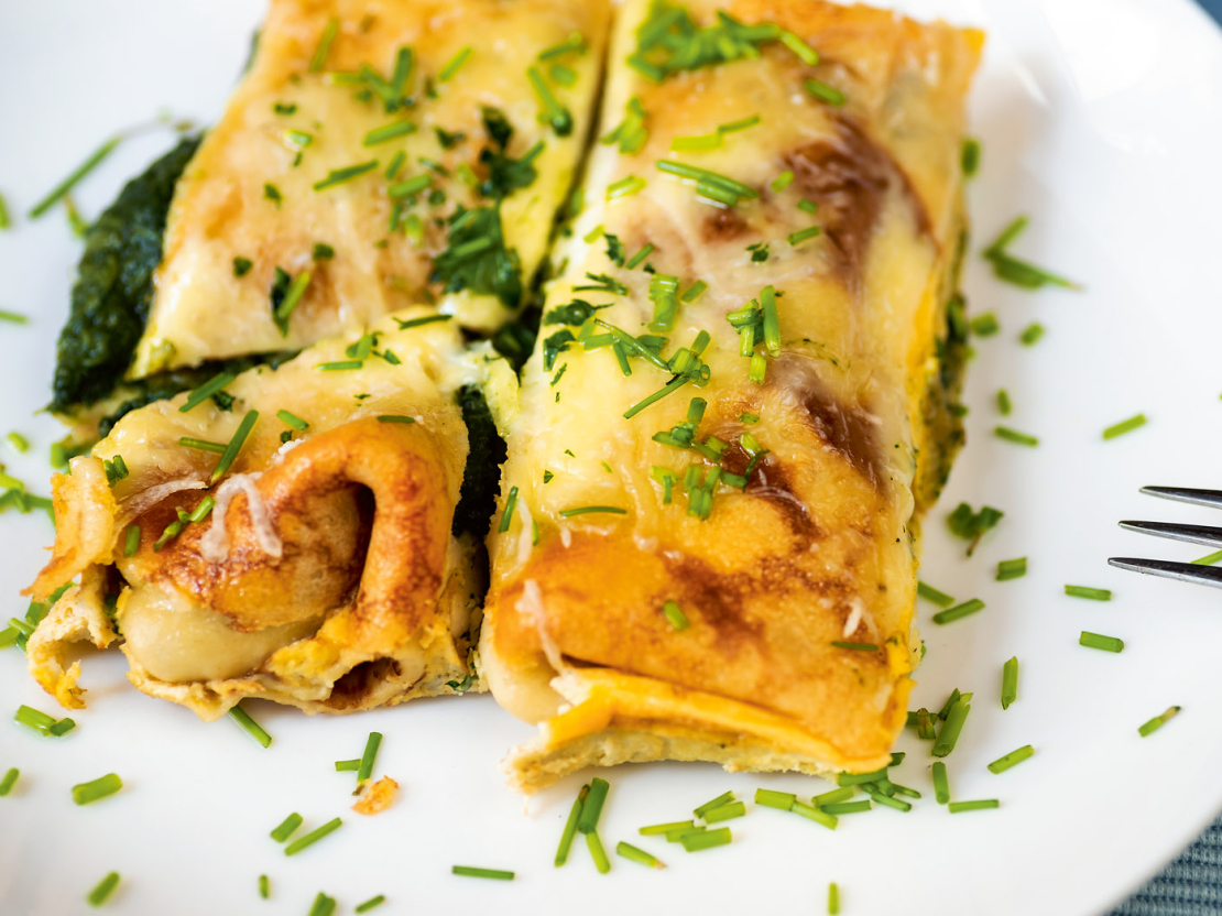 Omlete ar biezpienu un šķiņķi.