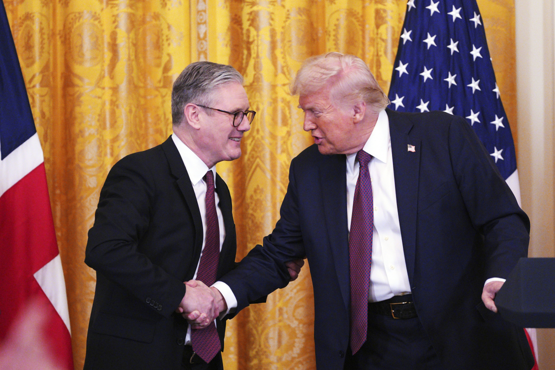 Kīrs Stārmers un Donalds Tramps.