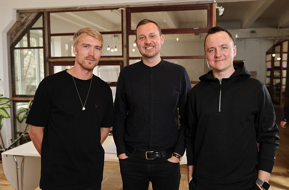 "Trace.Space" līdzdibinātāju (no kreisās) Jāņa Vāveres, Mikus Krama un Kārļa Brodera ambīcijas ir ne tikai izveidot vienradzi – jaunuzņēmumu, kas sasniedzis viena miljarda ASV dolāru vērtību, bet arī vērtīgāko tehnoloģiju uzņēmumu ar latviešu saknēm.
