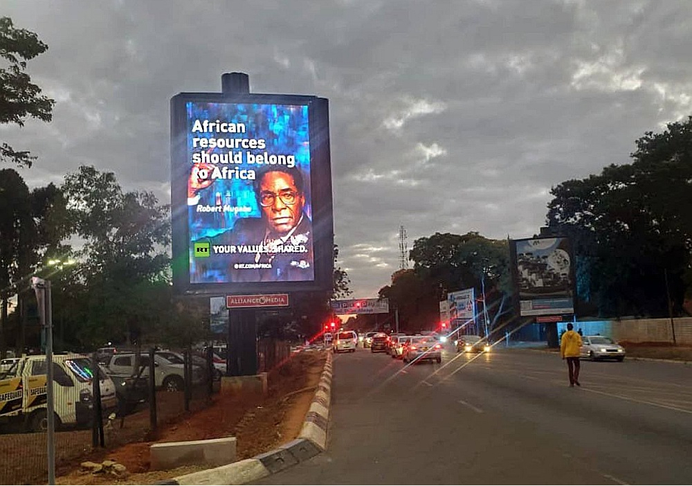 Krievijas propagandas kanāla "RT" plakāts Austrumāfrikā ar 2017. gadā gāzto Zimbabves diktatoru Robertu Mugabi vēsta: "Āfrikas resursiem jāpieder Āfrikai. Mums ir kopīgas vērtības."