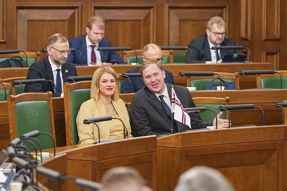 Ministru prezidente Evika Siliņa un ekonomikas ministrs Viktors Valainis Saeimas sēdē.