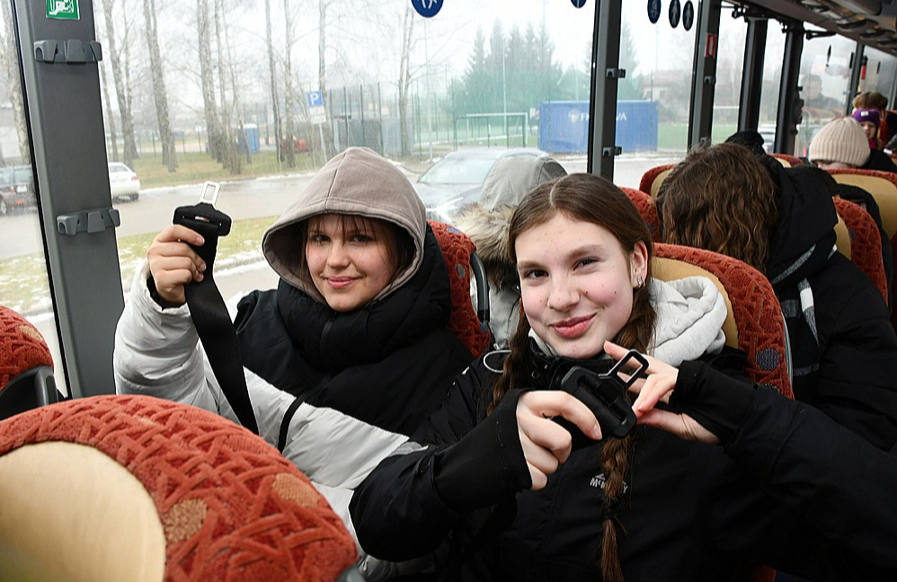 Iecavas jaunietes zina, ka piesprādzēšanās busā ir svarīga pašu drošībai.