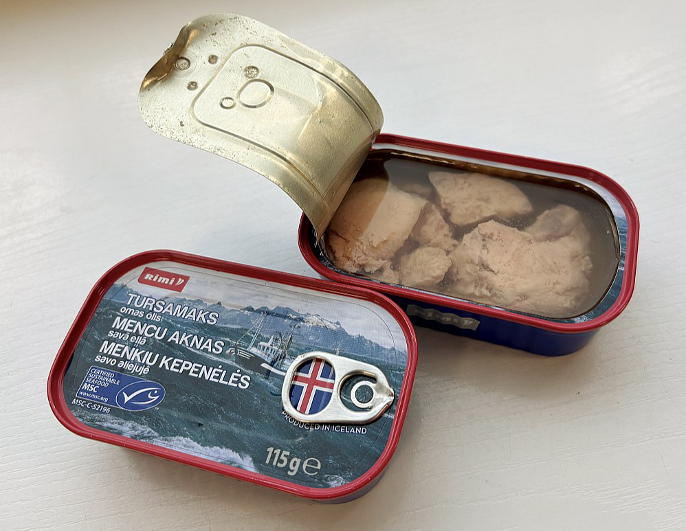 Kāds "Latvijas Avīzes" lasītājs dalījās savā pieredzē ar produkta "Mencu aknas Rimi" nodošanu atpakaļ pārdevējam. Veikalā konservu kārbu atdošana tirgotājam aizņēmusi septiņas minūtes. Atvainošanos par neērtībām neesot saņēmis. Tā, uzdrukāta uz papīra lapas, lasāma informācijas punktā.