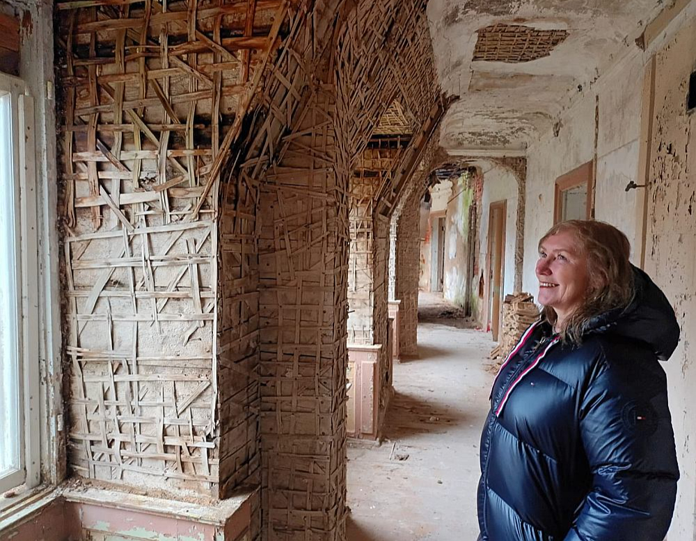 "Es šo vietu neredzu kā graustu, lai gan tagad šis objekts oficiāli tā ir atzīts. Ēku kompleksu plānoju atjaunot soli pa solim un pacīnīšos, lai ātri vien grausta statuss būtu mainīts," saka Kaucmindes jaunā īpašniece Aiva Dreimane-Ozolzīle.