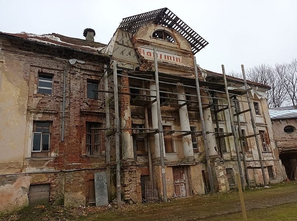 "Es šo vietu neredzu kā graustu, lai gan tagad šis objekts oficiāli tā ir atzīts. Ēku kompleksu plānoju atjaunot soli pa solim un pacīnīšos, lai ātri vien grausta statuss būtu mainīts," saka Kaucmindes jaunā īpašniece Aiva Dreimane-Ozolzīle.