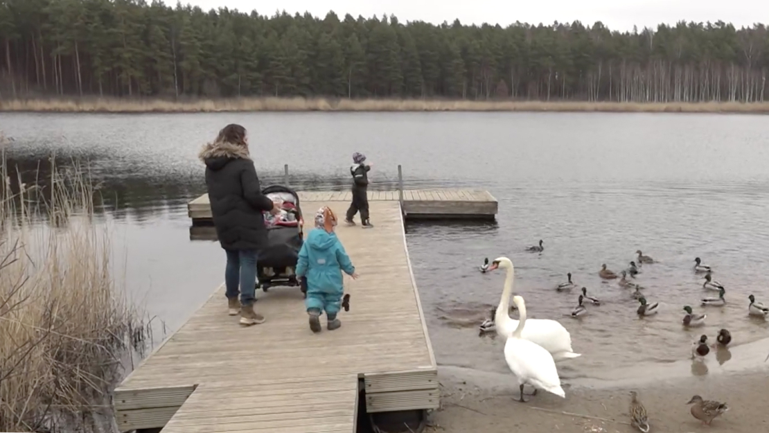 Trīs bērnu māmiņa Santa ir dzimusi un augusi Rīgā, tomēr kopā ar vīru vienbalsīgi pieņēmuši lēmumu pārcelties no galvaspilsētas uz Pierīgu, kur tiek novērtēts miers un klusums.