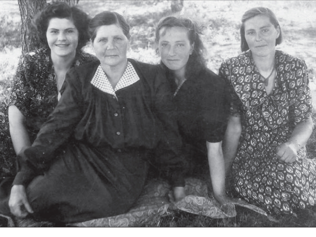 Sibīrijā 1954. gada vasarā pie ģimenes ciemos atbraukusi Eleonora (pirmā no kreisās) kopā ar māmiņu Veroniku Cacuri un abām māsām – Solomeju un Sholastiku.