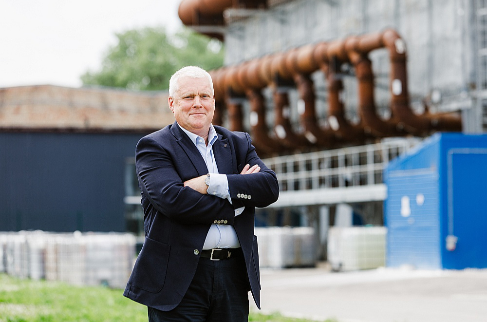 "EcoLead" izpilddirektors Kaspars Fogelmanis: "Ir bijis pat tā, ka vienā nedēļas nogalē par rūpnīcas darbu ir uzrakstītas vairākas vārds vārdā pilnīgi vienādas sūdzības ar dažādiem parakstiem. Pilnīgi noteikti varu teikt, ka VVD strādā profesionāļi, kas izvērtē reālo situāciju. Ja uz rūpnīcu vienā nedēļā atbrauc trīs dažādas pārbaudes, neko gan sliktu nekonstatējot, tas nenoliedzami ir papildu slogs visiem dienestiem."