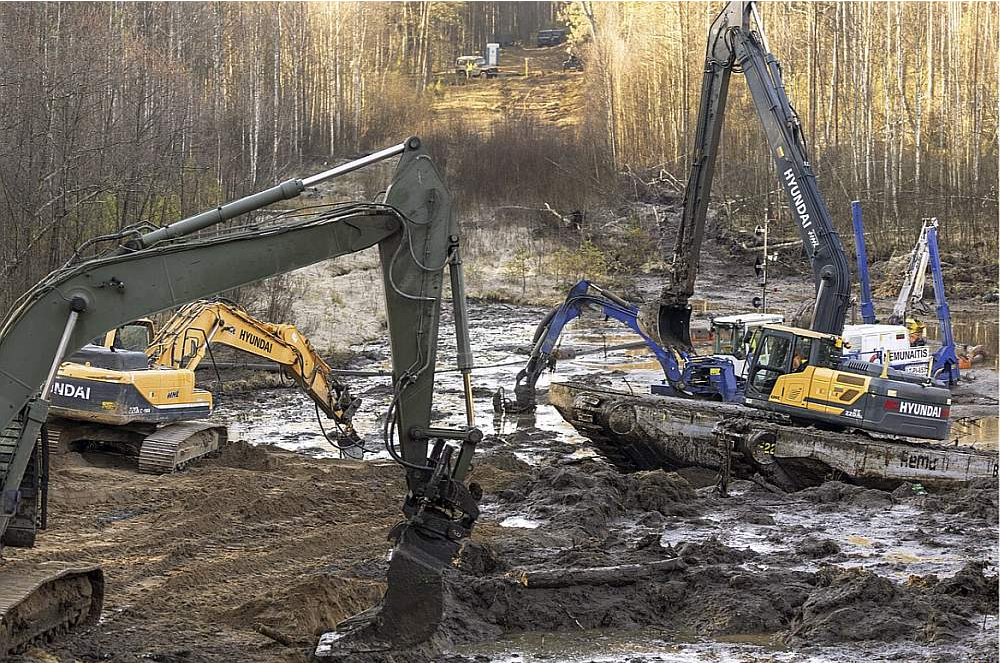 Lietuvas austrumos purvā nogrimušās bruņumašīnas "M88 Hercules" izcelšanas darbi bijuši ļoti sarežģīti, izteikušās Lietuvas amatpersonas.