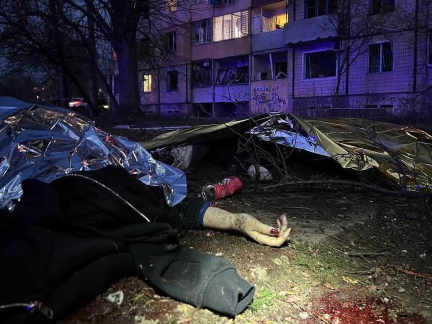 Krievu ballistiskā raķete Krivijrihā nogalina 18 cilvēkus.