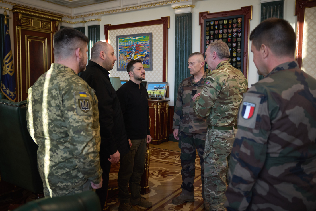Lielbritānijas un Francijas ģenerālštābu priekšnieki vizītē Kijivā tikušies ar Zelenski.