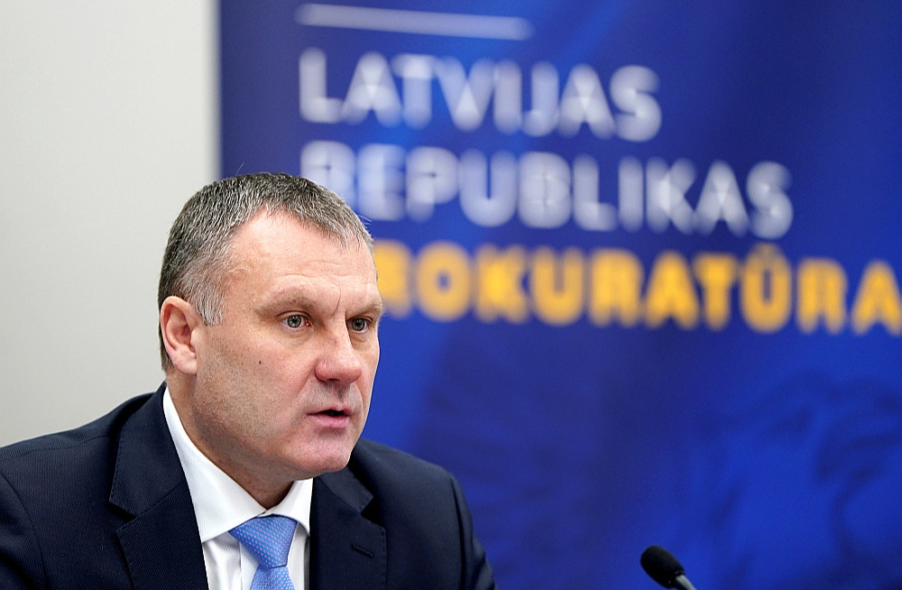Ģenerālprokurors Juris Stukāns 5. martā preses konferencē teica, ka citās valstīs automašīnā šoferim "blakus esošas personas tiek sodītas par to, ka tās pieļauj braukšanu reibumā". Taču "Latvijas Avīzei" neizdevās gūt apstiprinājumu, ka kādā valstī šāda norma darbotos. Un arī prokuratūras pārstāvji pēc lūguma konkretizēt, kurā valstī tad ir šāds likums, nevarēja uzrādīt šādus datus.