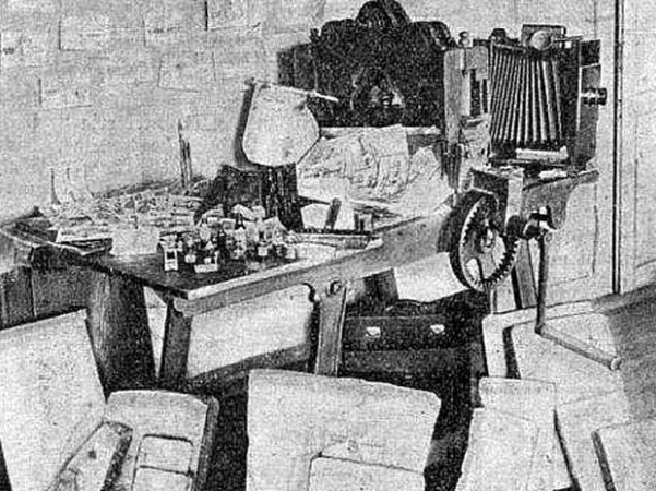 Naudas viltotāja darbnīca 20. gs. 20. gados Rīgā.