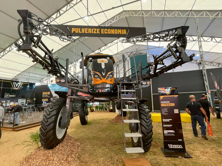  'Valtra BS2225H HiTech' smidzinātājs.