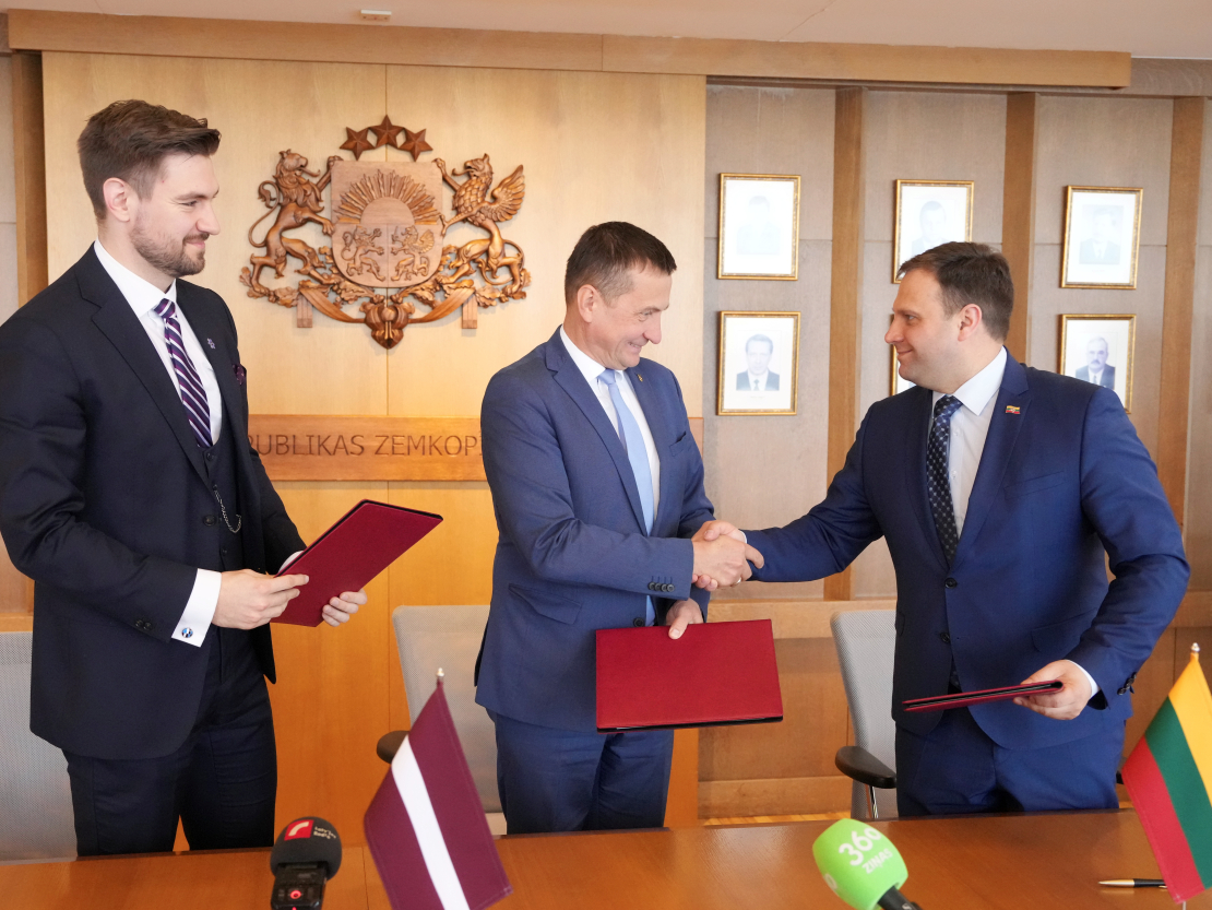 Igaunijas reģionālo lietu un zemkopības ministrs Hendriks Johanness Terras (no kreisās), Latvijas zemkopības ministrs Armands Krauze un Lietuvas zemkopības ministrs Ignas Hofmans paraksta kopīgu deklarāciju par Eiropas Komisijas paziņojumu un redzējumu lauksaimniecības un pārtikas jomā.