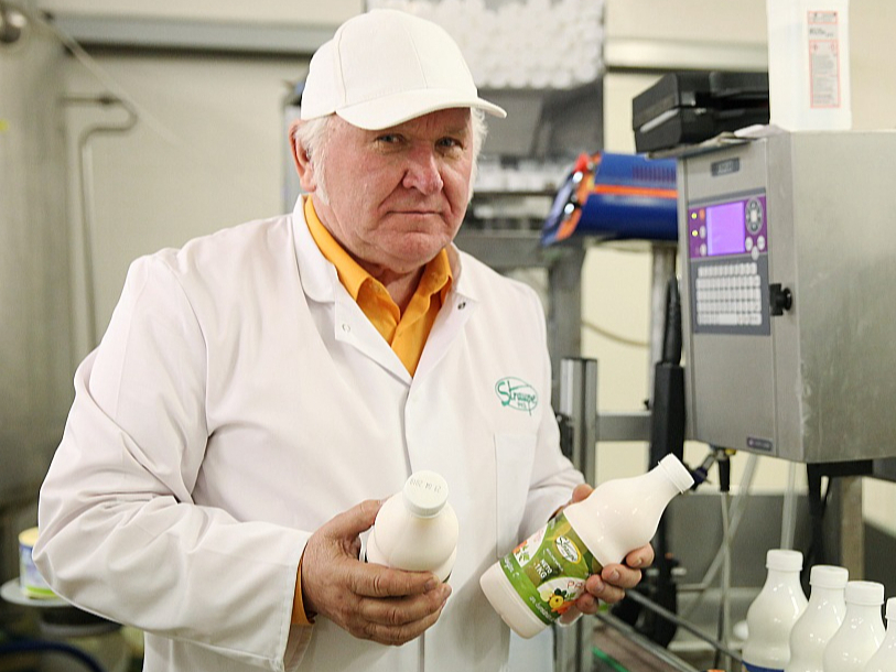 "Esam saņēmuši milzīgu atbalstu no Latvijas iedzīvotājiem – gan tiem, kuri lieto mūsu produktus, gan arī tiem, kuri nelieto. Mūsu pašu 15 veikalos un tirdzniecības vietās pircēju skaits nav samazinājies, tieši pretēji, interese par mūsu produktiem pieaug, apgrozījums nav sarucis," par skarbās situācijas blakusefektu ir gandarīts piensaimnieku kooperatīvās sabiedrības "Straupe" valdes priekšsēdētājs Imants Balodis, atzīstot, ka sociālajos tīklos publicētie ieraksti silda sirdi.