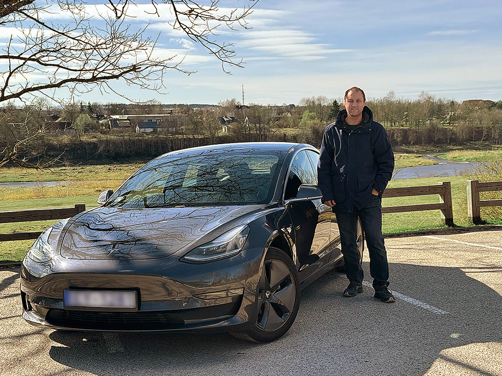 Artūrs Paulauskis pie ģimenes jaunā elektromobiļa.