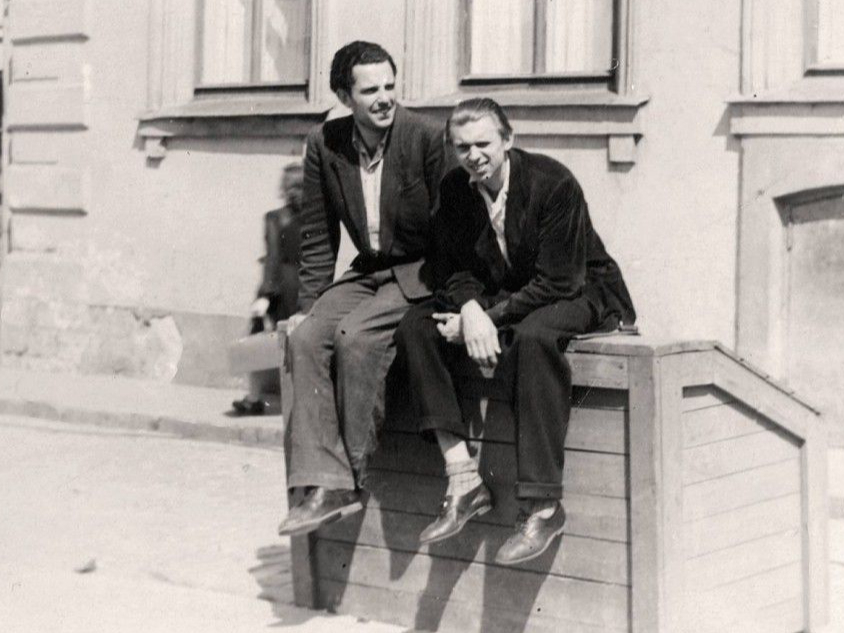 1953. gadā ar draugu un studiju biedru Zigurdu Filicu Vecrīgā. 