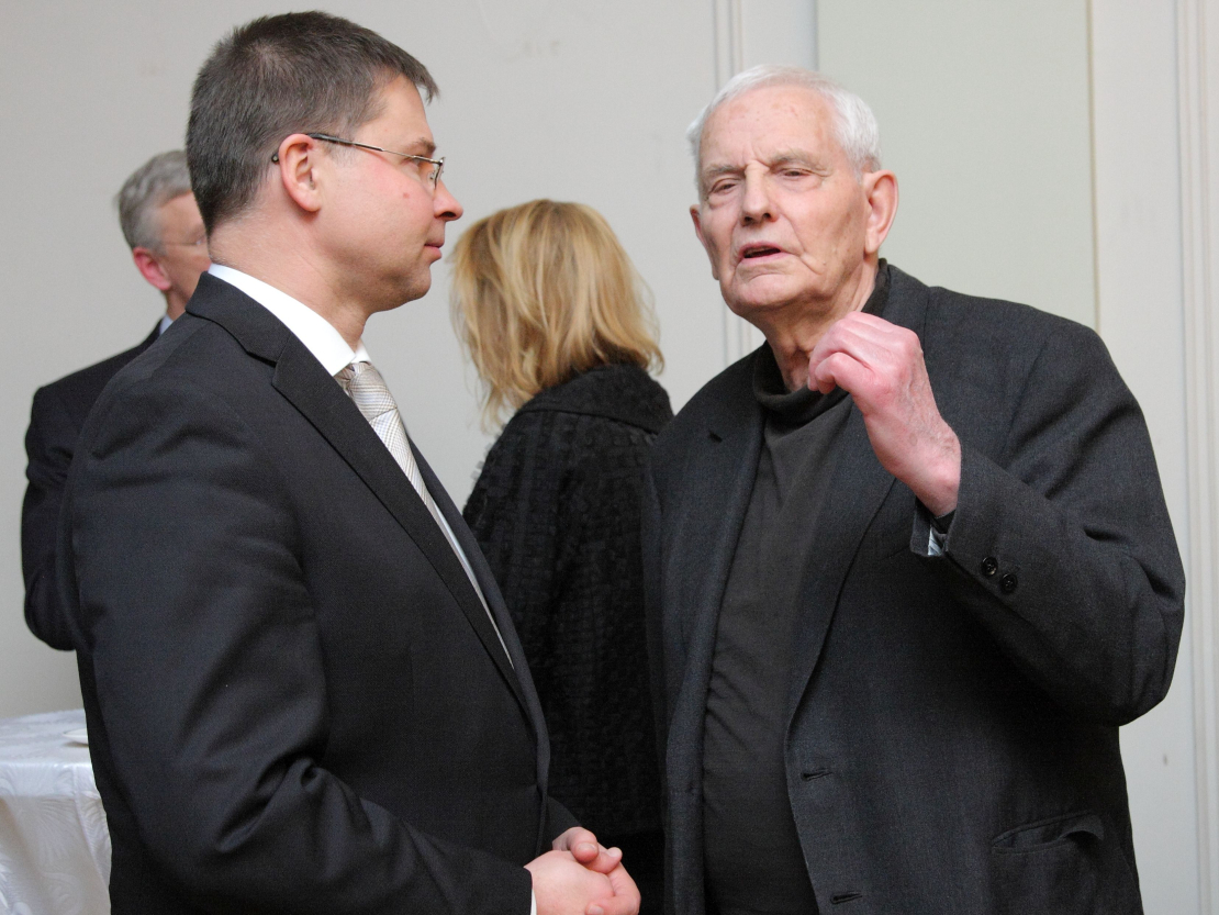 Aizkulišu sarunās ar Valdi Dombrovski “Latvijas Avīzes" 25 gadu jubilejas svinībās Rīgas Latviešu biedrības namā 2013. gada 10. janvārī.