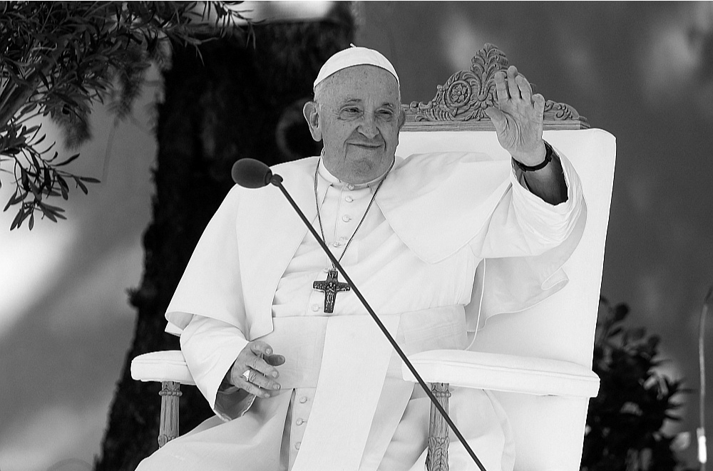 Pāvests Francisks 2023. gada augustā tikšanās laikā ar studentiem Portugālē.