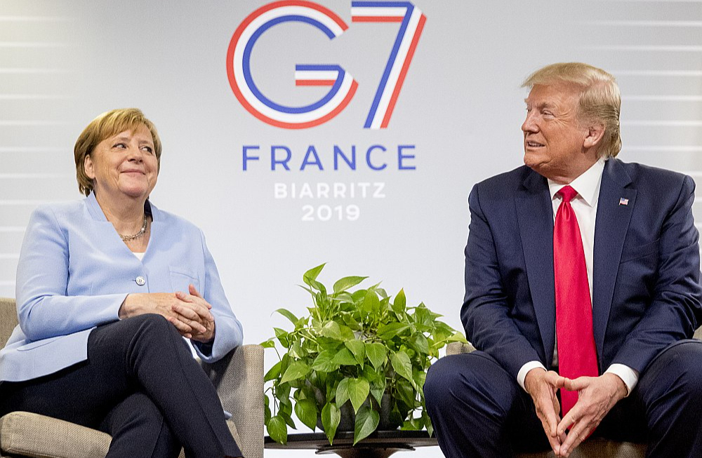 Vācijas kanclere Angela Merkele un ASV prezidents Donalds Tramps G7 samitā Francijā 2019. gada 26. augustā.