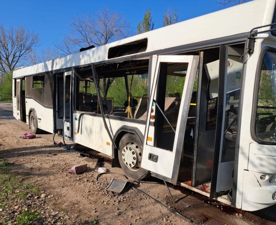 Drons trāpījis autobusam ar kāda uzņēmuma darbiniekiem.