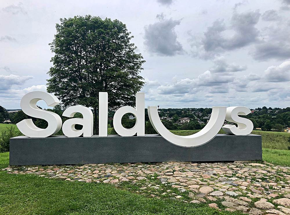 Saldus kā pašvaldības centrs attīstās un ir sakopts, par padarīto spriež domes pārstāvji. Netiek noliegts, ka par lauku pagastiem līdz šim domāts mazāk.