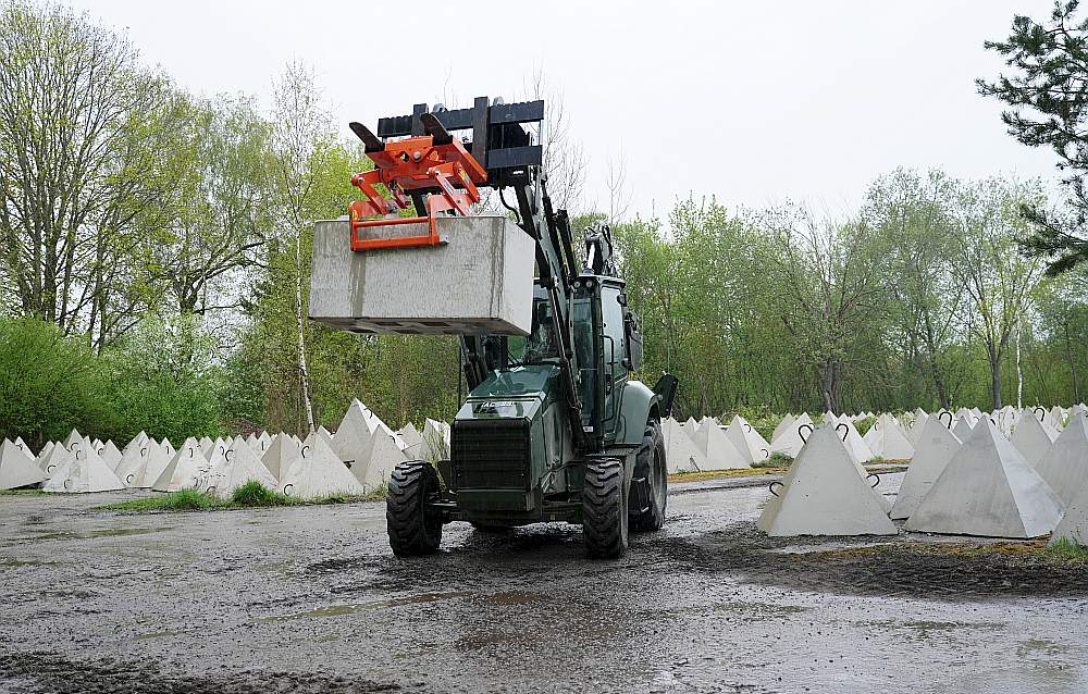 "Pūķa zobi" jeb betona tanku aizsprosti, kas paredzēti Latvijas austrumu robežas militārajai stiprināšanai.