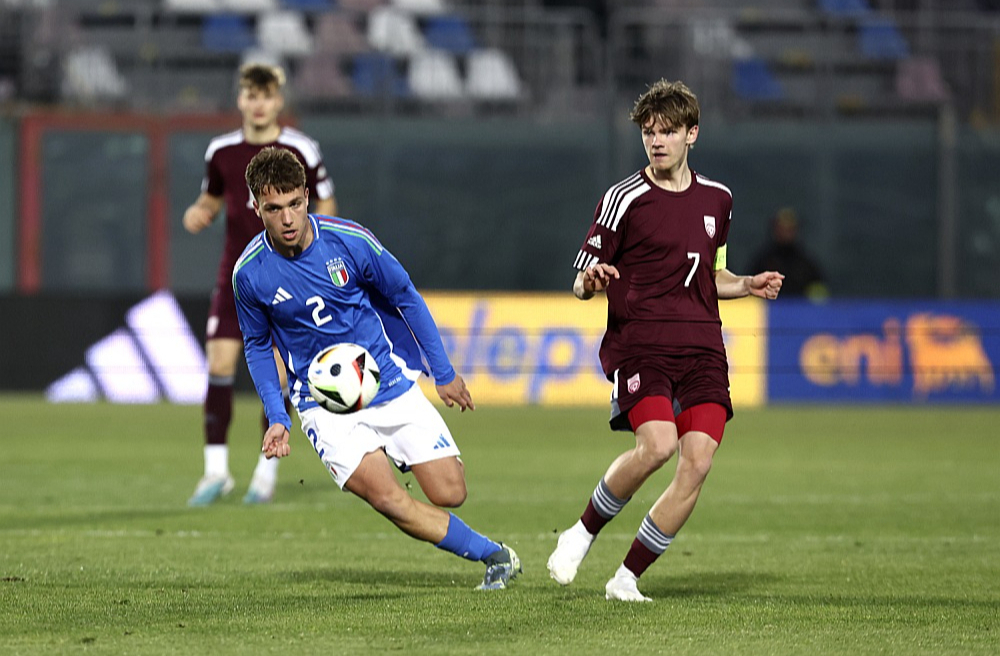 Markuss Ivulāns (pa labi) cīņā ar itāli no "AC Milan" akadēmijas Vitorio Magni.