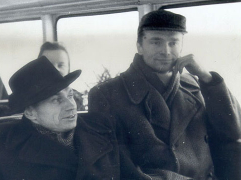 Astrofizikālās observatorijas dibinātājs un direktors Latvijas PSR Zinātņu akadēmijā Jānis Ikaunieks un radioastronoms A. Balklavs-Grīnhofs (pa labi) autobusā ceļā uz observatoriju.

(Fotogrāfijas autors: A. Alksnis).