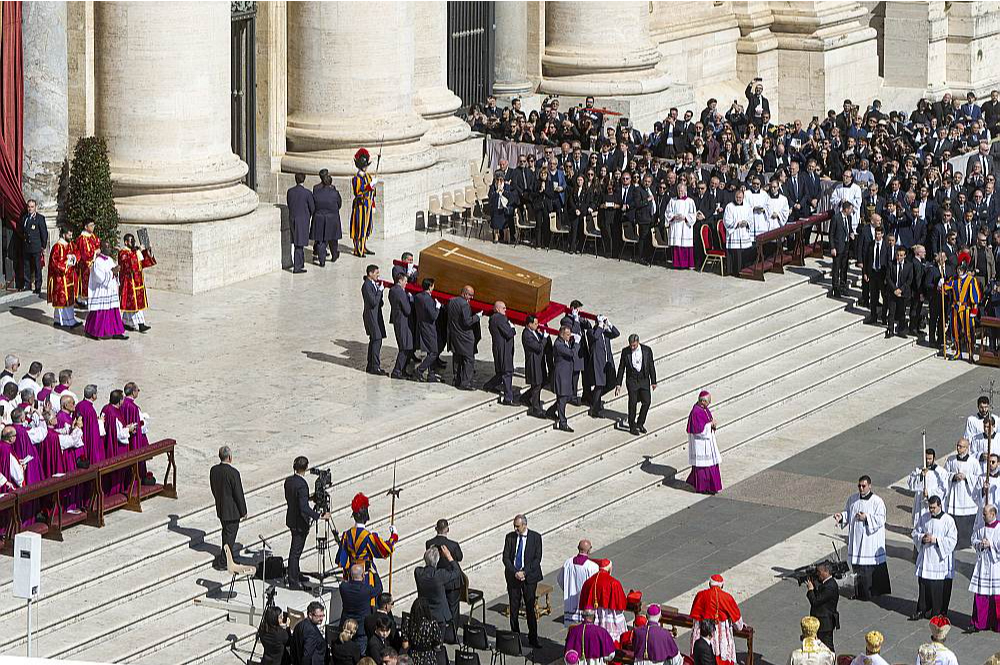 Pāvesta Franciska zārks tiek iznests no Svētā Pētera bazilikas, pie kuras sestdien bija pulcējušies ap 250 000 sērotāju.