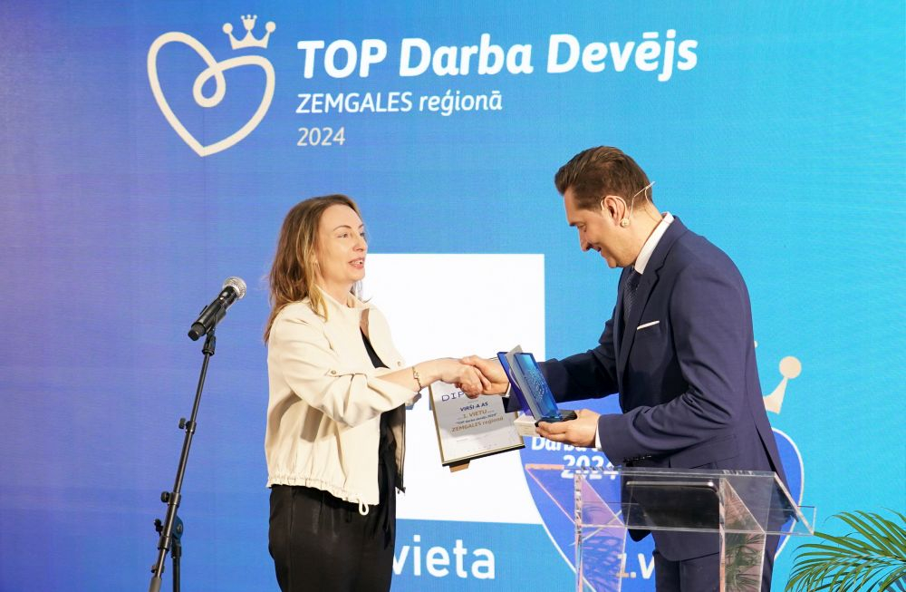 AS "Virši-A" pārstāve ar saņemto balvu par pirmo vietu kategorijā "Top darba devējs Zemgalē" "TOP" darba devējs 2024" apbalvošanas ceremonijā Rīgas Stradiņa universitātes Farmācijas studiju un pētniecības centrā.