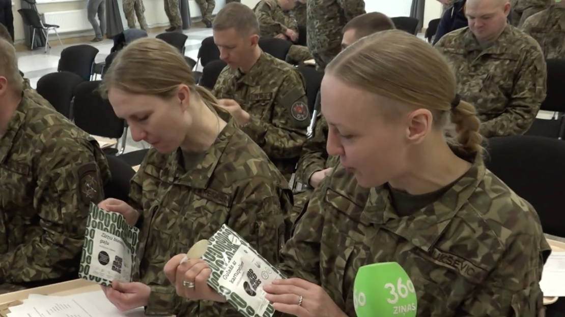 Karavīri degustē jauno produktu.